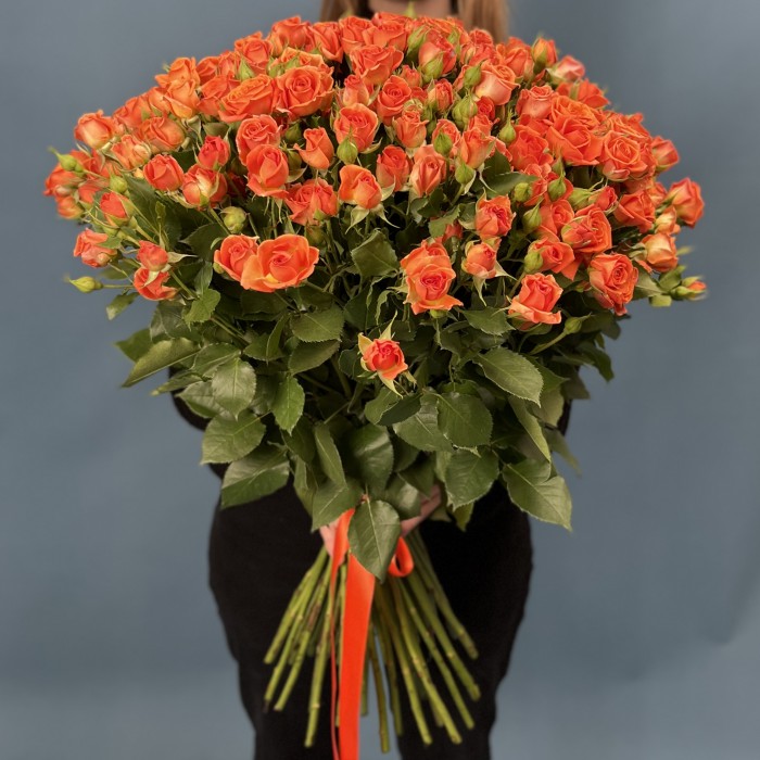 51 кустовая оранжевая роза Чарминг Бейб 60 см